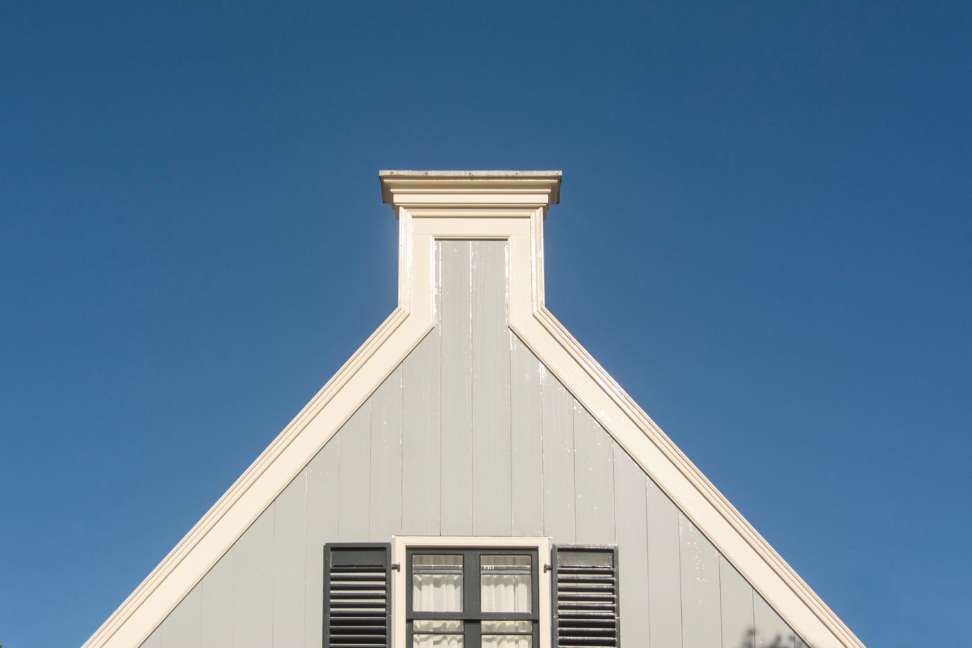Pignon clair d’une maison sous le ciel bleu, photographie d’illustration